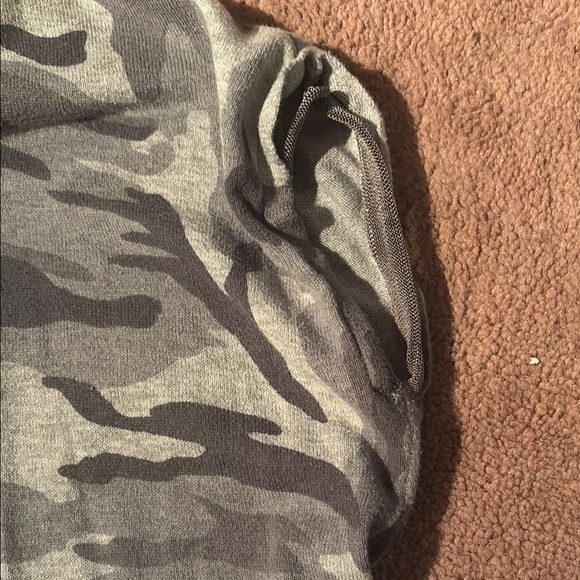Vince Camuto Gray Camouflage V-Neck Top - Picture 4 of 7